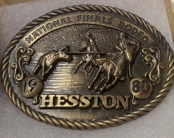 Fibbia per cintura vintage 1980 in metallo, ottone, Hesston, finali nazionali Rodeo, NFR, bel design, 3 1/2" x 2 1/2", resistente, qualità, metallo spesso
