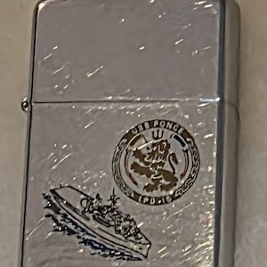 Vintage Zippo i metall, U.S.S. Ponce LPD-15, amfibiskt landstigningsfartyg i docka. Marin, Command, Zippo