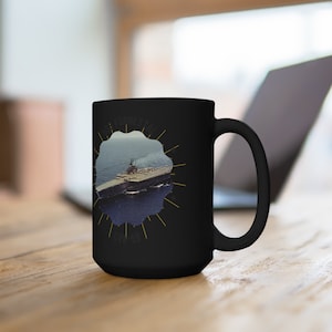 Könnte beinhalten: Schwarze Keramik-Kaffeetasse mit einer weißen Grafik eines Marineschiffs mit dem Text "USS Forrestal CVA-59".