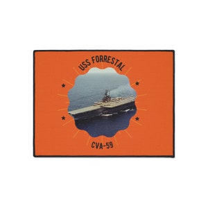 Könnte beinhalten: Oranges rechteckiges Abzeichen mit schwarzem Rand. Das Abzeichen zeigt ein Bild des Flugzeugträgers USS Forrestal in einem blauen und weißen Oval. Der Text "USS FORRESTAL" und "CVA-59" ist auf dem Abzeichen aufgedruckt.
