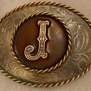 Fivela de cinto de metal vintage, prata alemã, esmalte elegante, letra J, inicial J, design elegante, 3 1/2" x 2 1/2", resistente, qualidade, metal grosso