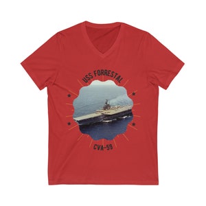 Könnte beinhalten: Rotes V-Neck-T-Shirt mit einem kreisförmigen Grafik des Flugzeugträgers USS Forrestal. Die Grafik zeigt ein Foto des Schiffes auf See, mit dem Text "USS FORRESTAL" und "CVA-59" um das Bild herum.