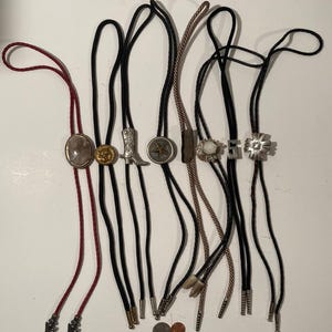 Lote vintage de 8 corbatas de bolo de metal, con diseños diferentes, bota de vaquero, estrella, letra S y más, resistentes, hechas en EE. UU., estilo country y western.