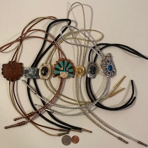 Lote vintage de 7 corbatas de bolo de metal, con diseños diferentes, letra H, sombrero de vaquero, más, resistentes, hechas en EE. UU., estilo country y western.