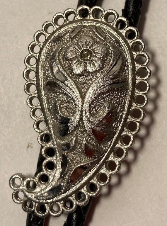 Vintage Metal Bolo Tie, Silver With Nice Etched Rain Drop Design 