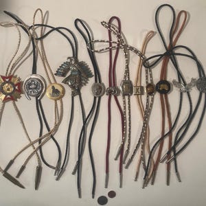 Lote vintage de 12 corbatas de bolo de metal con diseño de herradura, caballo, letra K, águila y más. Diseños elegantes, calidad y durabilidad.