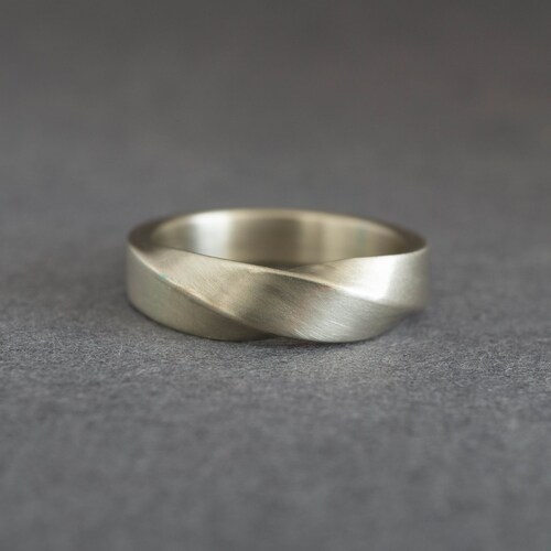 Gold mens wedding band - Mobius wedding rings for men - White gold wedding band - Alternative wedding rings - Mens twist wedding bands