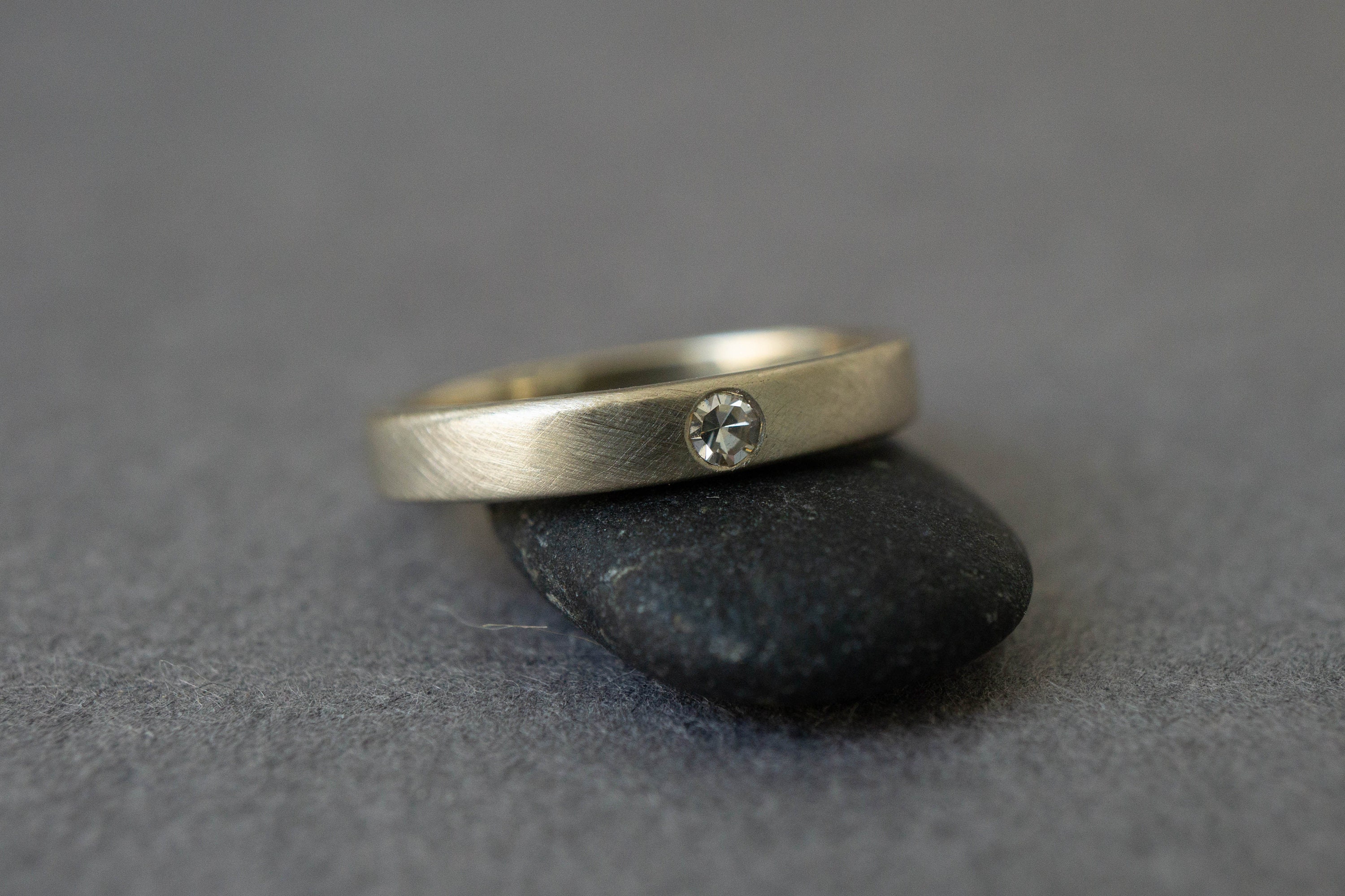 Plain gold ring with outlet one diamond