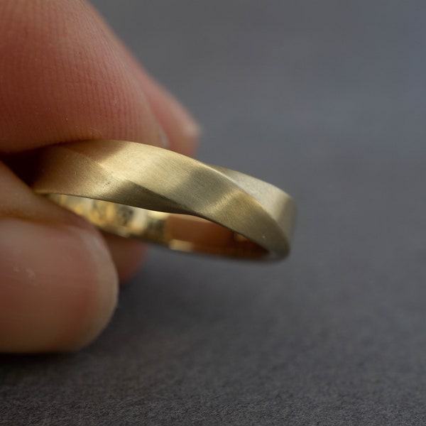 Mobius wedding band mens - Unique mens wedding bands gold - Twisted wedding ring - Wide gold wedding bands - Gold wedding band men matte