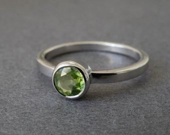 Green gemstone engagement ring- White gold gemstone ring -14k gold peridot ring - August birthstone ring - Solid Gold Peridot Solitaire Ring