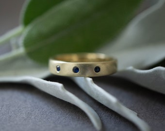 Gemstone wedding band for men - Mens wedding band with sapphire - Sapphire wedding band for men - Mens gold sapphire ring - 14k gold ring