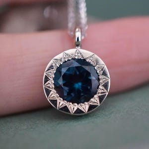 OJO en el CIELO - Collar de gemas de oro macizo - Colgante de topacio azul Londres - Collares de piedras preciosas azules para mujer - Joyas de topacio y oro - Oro de 14 k