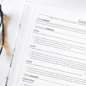 Pode incluir: Um currículo em preto e branco com o nome Josephine N. no topo. O currículo inclui seções sobre resumo de carreira, experiência profissional e educação formal. O currículo está em um fundo branco.