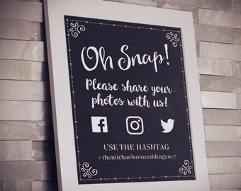 以下が含まれることがあります： 「Oh Snap! 写真を共有してください！」と書かれた白い文字の黒いチョークボードサイン。Facebook、Instagram、Twitterのソーシャルメディアアイコンと、ハッシュタグ#themichaelsonwedding2017も含まれています。