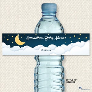 Op de afbeelding: Een blauw en wit waterfleslabel met een halve maan, sterren en wolken. De tekst op het label luidt "Samantha's Baby Shower" en "10.26.2023".
