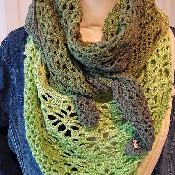 Très beau châle réalisé au crochet avec un fil tout en dégradé de vert