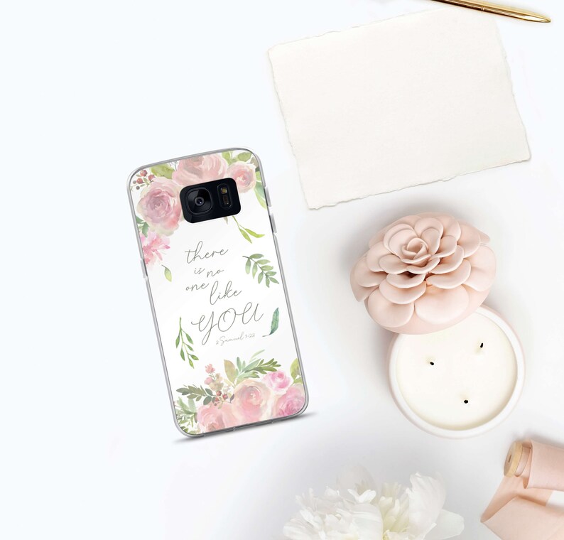 Puede incluir: Una funda transparente para tel&eacute;fono con un dise&ntilde;o floral y el texto "there is no one like you 1 Samuel 1:25".