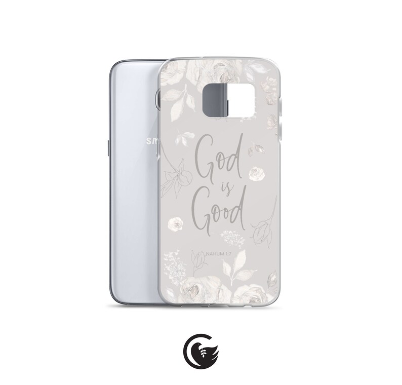K&ouml;nnte beinhalten: Eine transparente Handyh&uuml;lle mit grauem Hintergrund und wei&szlig;em Blumenmuster. Der Text "God is Good" ist in Grau mit dem Schriftzitat "Nahum 1:7" gedruckt.