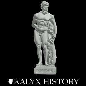 Könnte beinhalten: Eine weiße Statue eines muskulösen Mannes, der einen Löwenkopf hält, steht auf einem rechteckigen Sockel mit dem griechischen Wort "HPAKΛHΣ". Die Statue steht vor einem schwarzen Hintergrund, darunter der Text "KALYX HISTORY".