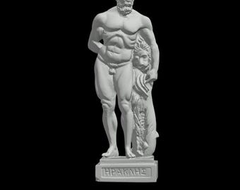 Puede incluir: Estatua blanca de un hombre musculoso sosteniendo una cabeza de león, de pie sobre una base rectangular con la palabra griega "HPAKΛHΣ" inscrita. La estatua está sobre un fondo negro, con el texto "KALYX HISTORY" debajo.