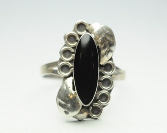 T04E10 Vintage Taxco Signed Oval Onyx Sterling Silver Leaves Ring Sz 7 1/2