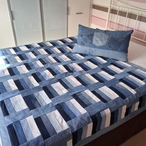 Op de afbeelding: Een set van drie keramische mokken met een gespikkelde, matte afwerking. De mokken zijn in de kleuren crème, lichtgrijs en donkergrijs. Elke mok heeft een eenvoudig, minimalistisch ontwerp, perfect voor koffie of thee.