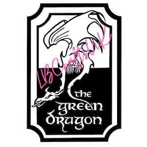 以下が含まれることがあります： 白黒の看板で、ドラゴンのイラストが描かれています。「the green dragon」の文字が装飾的なフォントで表示されています。デザインは、フレーム付きの黒い背景に配置されています。