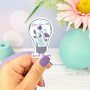 Je kunt moeilijke dingen doen, Floral Die Cut Sticker, Positiviteit Thema Glanzend, Positiviteit Regenboog Sticker, Self Love Sticker, Positiviteit Cadeau