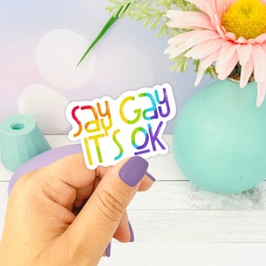 Diga gay, está tudo bem ~ Tema do orgulho, aliado LGBTQ, arco-íris do orgulho, adesivo de inclusão, adesivo de cores fortes, presente do orgulho do arco-íris, adesivo de presente do orgulho