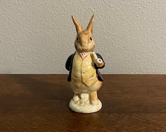 Peter Rabbit- BP2A- Gold Oval Beatrix Potter Figurine- F. Warne