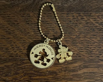 Tokyo Disneyland Mickey Mouse uitgesneden sleutelhanger uit de jaren 90 - vintage metalen Mickey Mouse goudkleurige munt met uitgesneden sleutelhanger