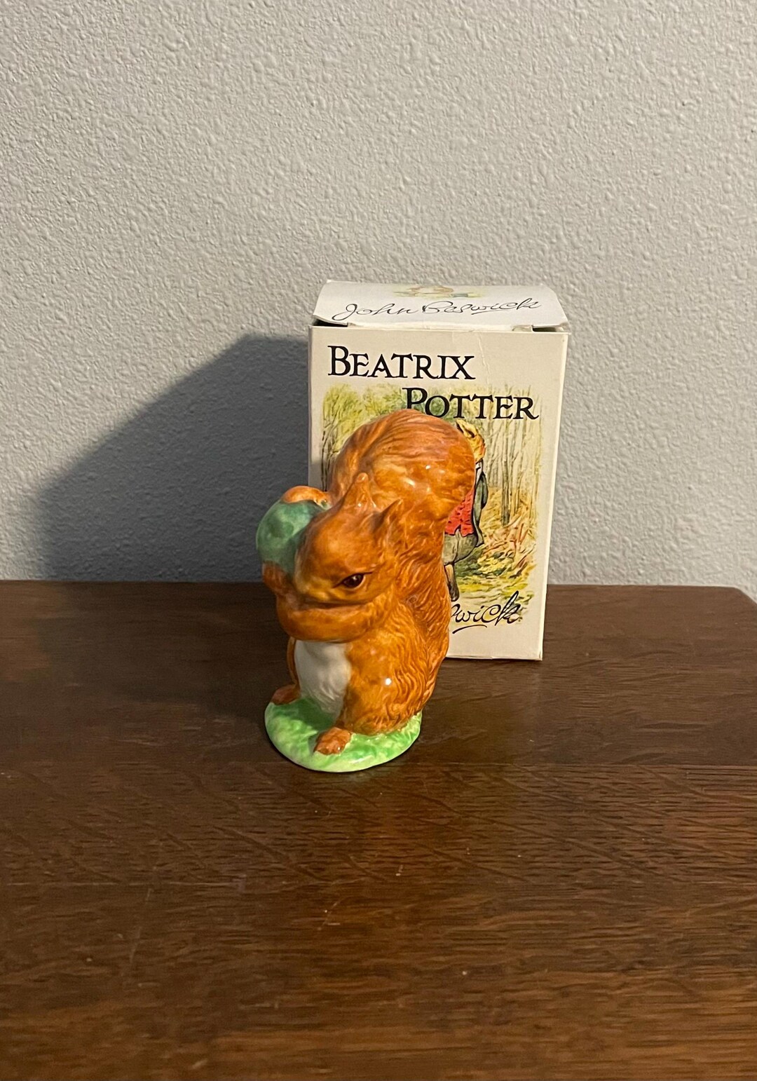 BESWICK ENGLAND　きたりすナトキン　 陶器オブジェ Squirrel Nutkin- Beatrix Potter Figurine- Beswick, England