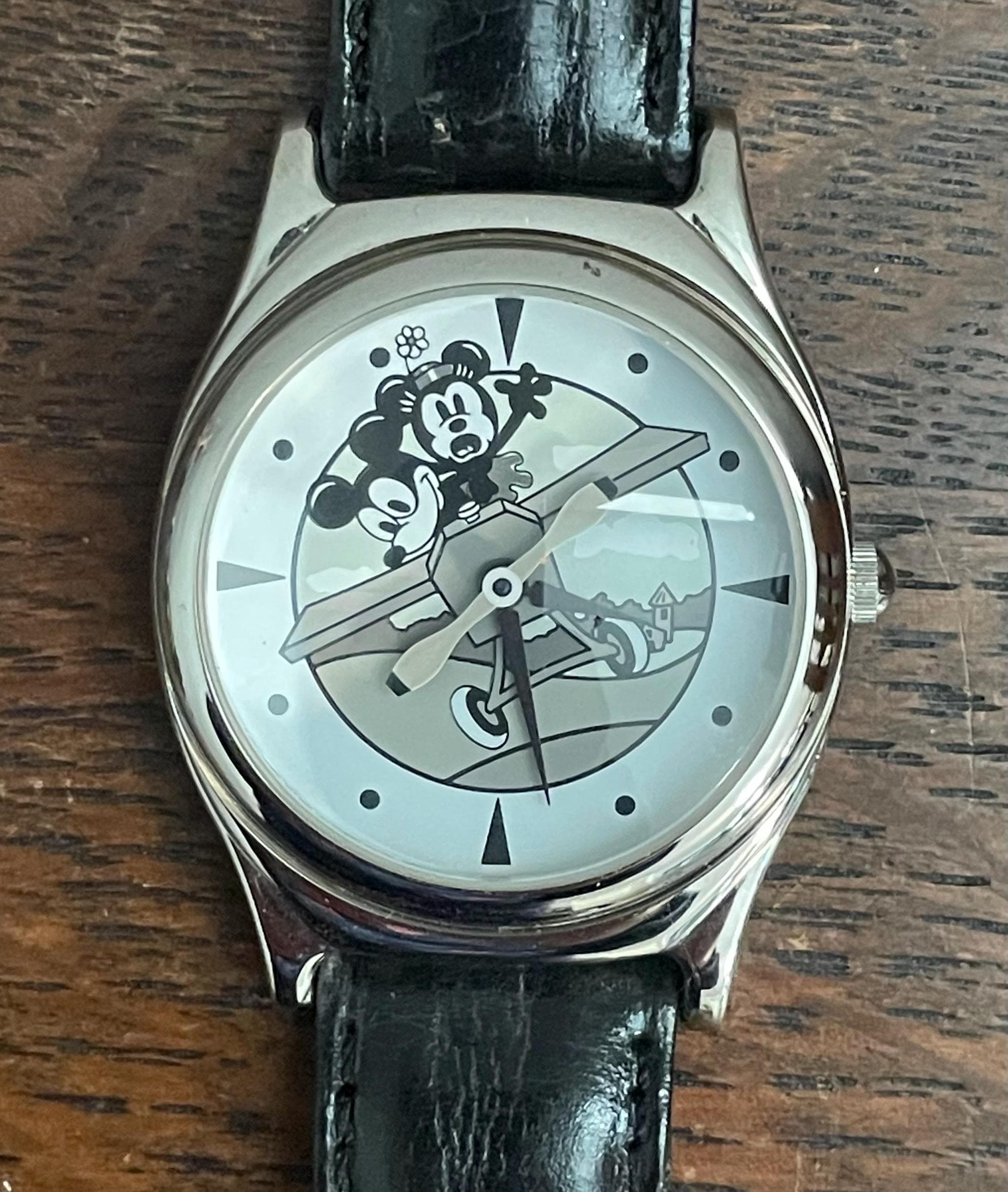 RARE VINTAGE FOSSIL MICKEY MOUSE LIMITED EDITION SILVER WATCH & COIN The Magic of Mickey: Fossil Launches the Latest in a Legacy  main image 3