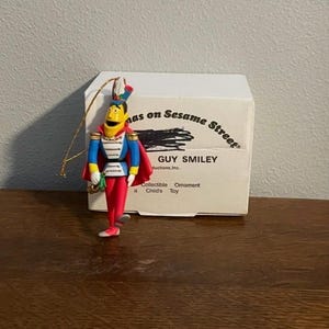 1995 Grolier Sesamgatan Guy Smiley-prydnad - Vintage Guy Smiley Sesamgatan julprydnad