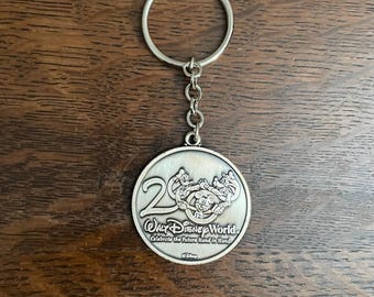 2000 Disney World „Feiere die Zukunft Hand in Hand“ Schlüsselanhänger - Vintage Silberfarbener Metall Mickey Mouse, Donald Duck und Goofy Schlüsselanhänger
