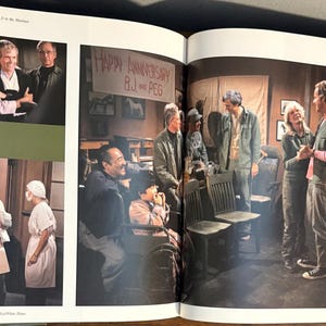 Op de afbeelding: Dubbele pagina uit een vintage boek met meerdere sc&egrave;nes met acteurs. E&eacute;n sc&egrave;ne toont een viering met een banner met de tekst "HAPPY ANNIVERSARY B.J. and PEG". Andere sc&egrave;nes tonen acteurs in verschillende omgevingen, waarschijnlijk uit een televisieshow.