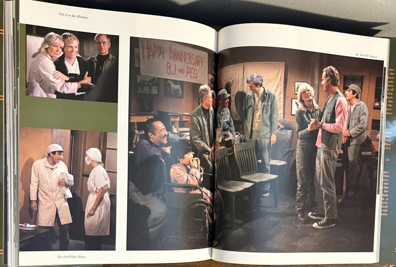 Op de afbeelding: Dubbele pagina uit een vintage boek met meerdere sc&egrave;nes met acteurs. E&eacute;n sc&egrave;ne toont een viering met een banner met de tekst "HAPPY ANNIVERSARY B.J. and PEG". Andere sc&egrave;nes tonen acteurs in verschillende omgevingen, waarschijnlijk uit een televisieshow.