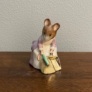 Hunca Munca Sweeping- Exclusive Gold Edition Beatrix Potter Figurine- Beswick Ware, Royal Doulton, Copyright 1997