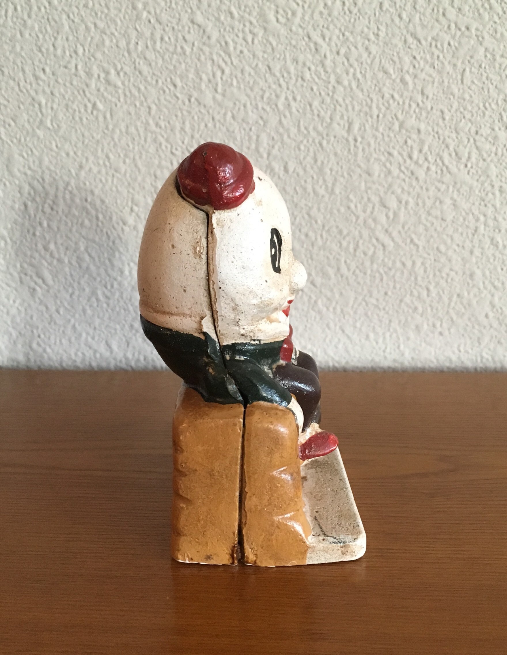 塗装された鋳鉄製のハンプティ・ダンプティ貯金箱 - アンティークの
