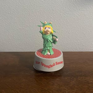 1990 Hamilton Gifts Miss Piggy “Star Spangled Banner” Music Box- Vintage Muppets Miss Piggy Statue of Liberty Rotating Music Box