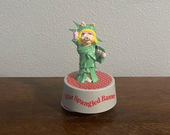Caja de música Hamilton Gifts Miss Piggy "Star Spangled Banner" de 1990 - Caja de música giratoria vintage de los Muppets Miss Piggy Estatua de la Libertad