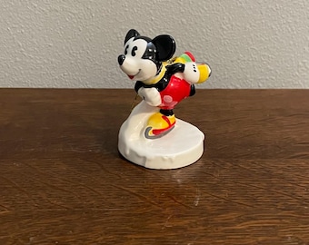 シュミット ディズニー ミッキーマウス クリスマスオーナメント - ヴィンテージ セラミック ミッキーマウス アイススケート ホリデーオーナメント