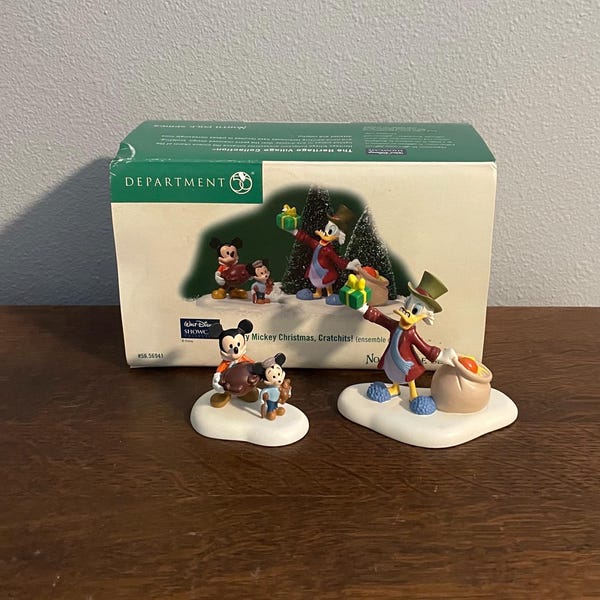Departamento 56 ¡Feliz Navidad con Mickey y los Cratchits! Juego de figuras: Departamento 56 Figuras de Scrooge, Bob Cratchit y Tiny Tim