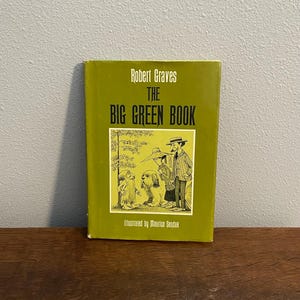 Może przedstawiać: Zielona książka zatytułowana "The Big Green Book" autorstwa Roberta Gravesa. Okładka przedstawia ilustrację trzech osób i psa spacerujących po lesie.