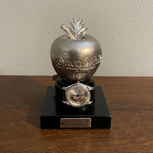 1997 Disney Schneewittchen und die sieben Zwerge 60-jähriges Jubiläum Uhr und Apple Stand-Vintage Limited Edition Schneewittchen Jubiläum Uhr
