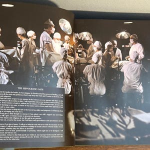 Op de afbeelding: Een vintage foto toont een operatiekamer met meerdere medische professionals in witte jassen, mutsen en maskers. Heldere overheadverlichting verlicht de kamer. De tekst "THE HIPPOCRATIC OATH" is zichtbaar.