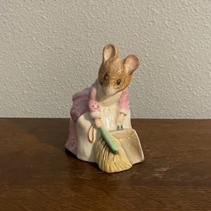 Hunca Munca Sweeping- Beatrix Potter Figurine- Royal Albert, England, Copyright 1989