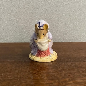 Lady Mouse Made a Curtsy- Beatrix Potter Figurine, Royal Albert, England, Copyright 1990