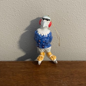 Ornamento in ceramica di Sam l&#39;aquila dei Muppets del 1980 - Ornamento vintage Sigma the Tastesetter, figurina di Sam l&#39;aquila che pattina sul ghiaccio