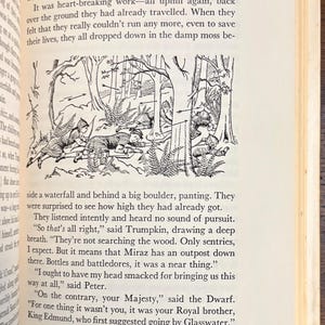 以下が含まれることがあります： 「ライオンの帰還」という本のイラストで、森のシーンが描かれています。時代衣装を着た人物がいて、弓矢を持っている人もいます。ページにはシーンと会話が書かれています。